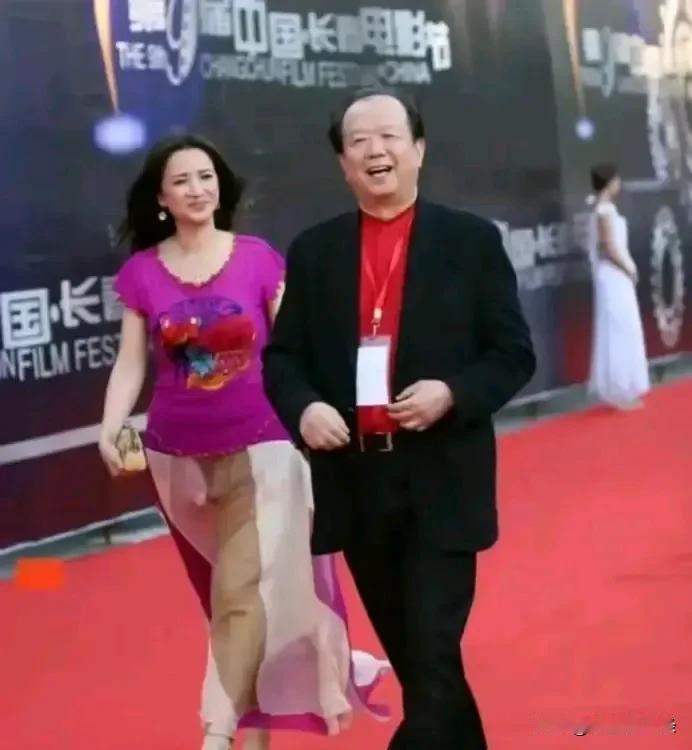 走在男人后面的大姐是谁？穿着打扮不像是明星走红毯，倒像是逛菜市场的，很普通。看脸
