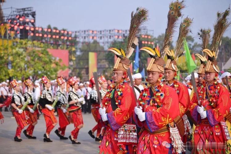 太震惊了！目瑙纵歌不愧是“万人狂欢舞”，没有花里胡哨的技巧，靠整齐划一的步伐、隆