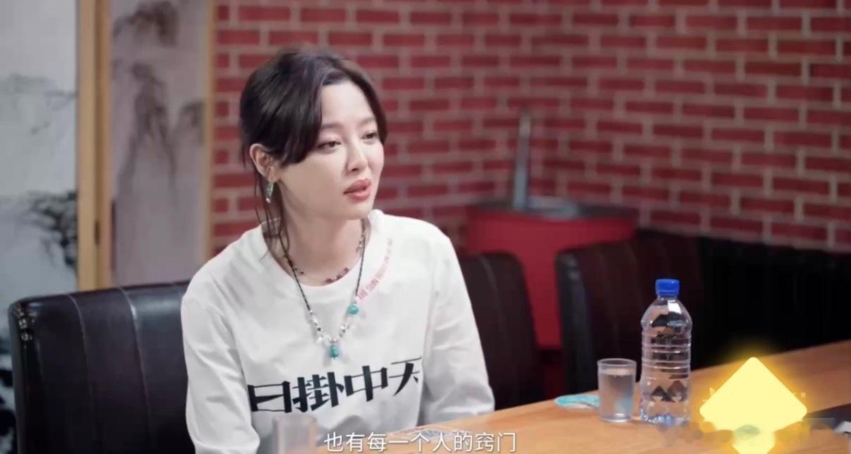 辛芷蕾演烂片是出于谋生的无奈打工人狠狠共情辛芷蕾的经历，初入行业缺少选择权，为了
