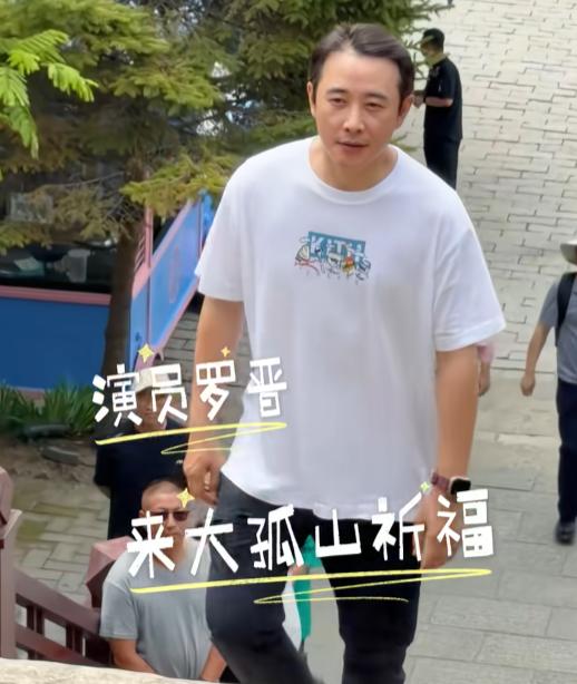 总有人说“罗晋的眼里没光了”。

但代入到他的视角就能理解了。

罗晋近期不仅遭