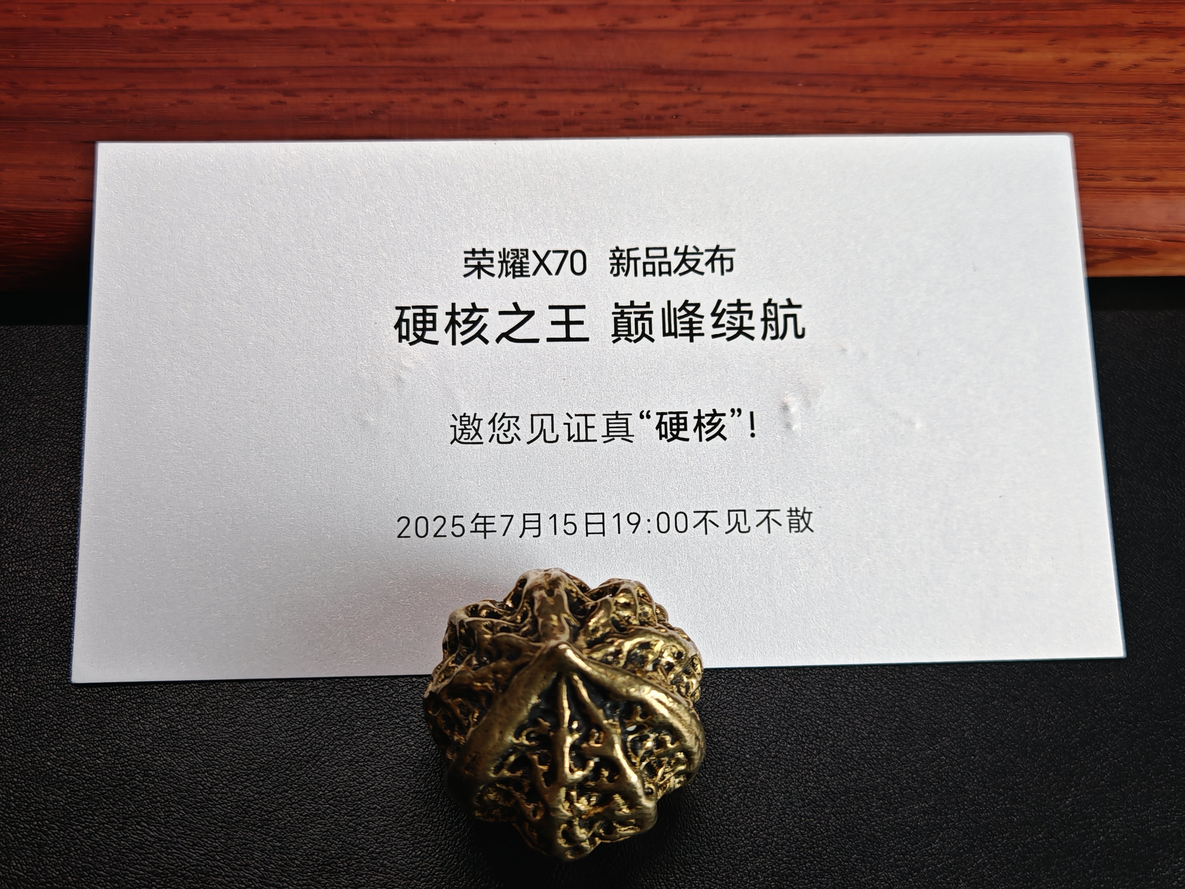 耀家这次新出的X70堪称硬核实力派！它是行业首个达成金标十面抗摔的手机，材料与架