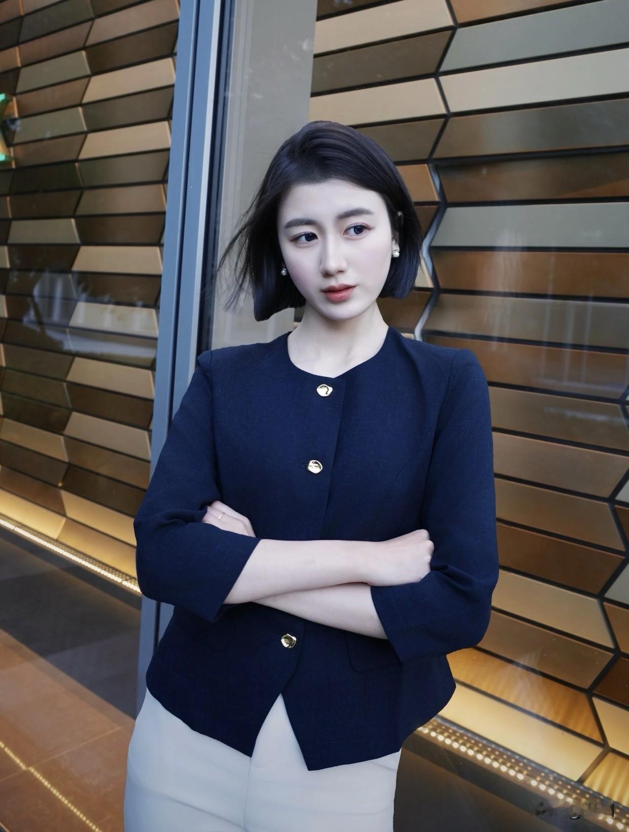 高级感穿搭，温柔风穿搭。都市优雅风，黑白配穿搭，时尚气质满满！