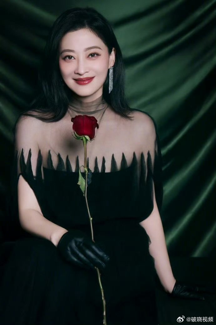 曾慕梅完美继承梅婷的气质曾慕梅和妈妈是一个模子出来的吗眉眼、气场如出一辙，曾慕梅