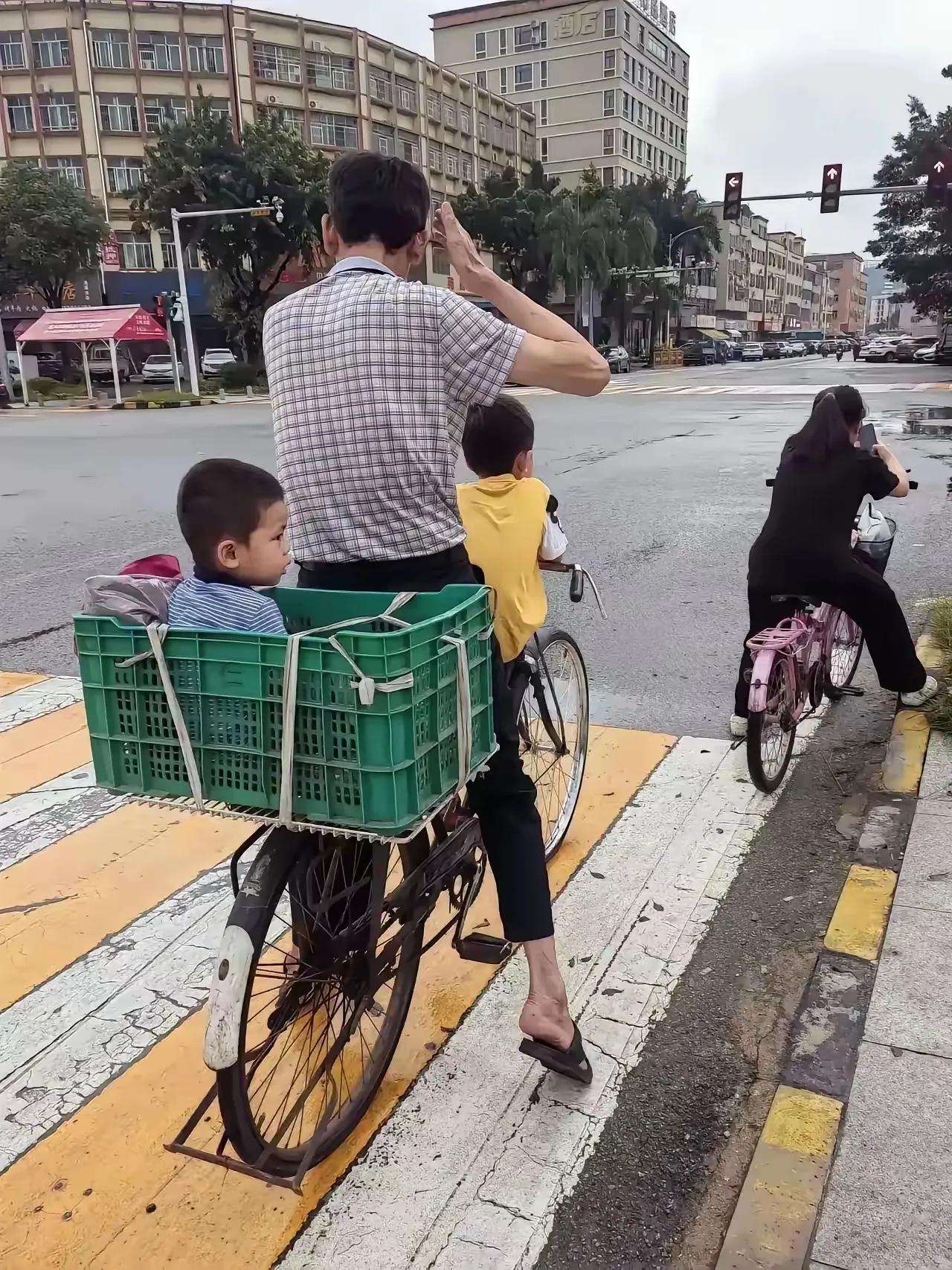 这样骑车，是不是比电动自行车更不安全？
从安全角度考虑，这辆自行车也应该被收缴查