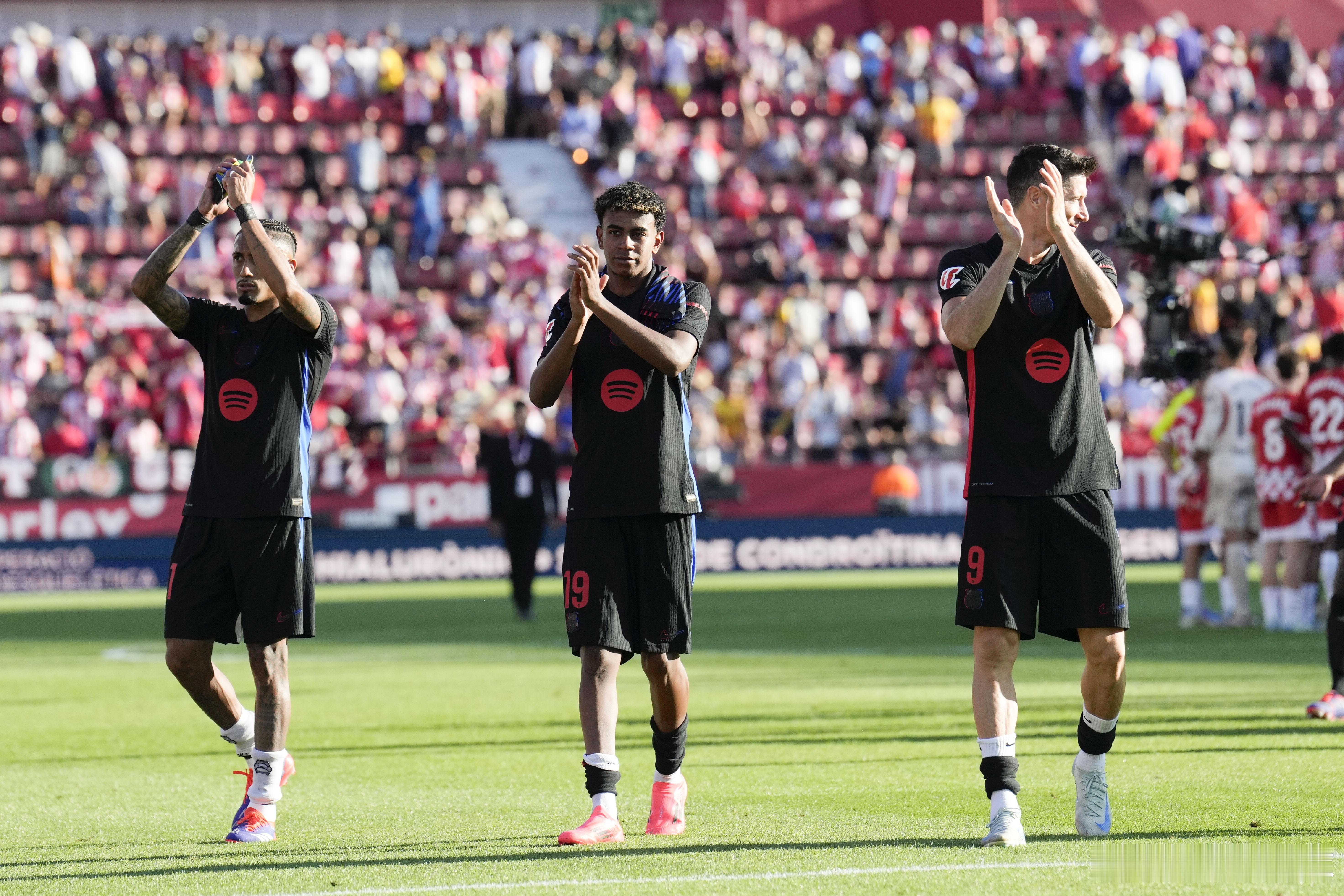 根据《世界体育报》统计，巴萨本赛季开局8轮过后，前场三叉戟打进了16球，自201