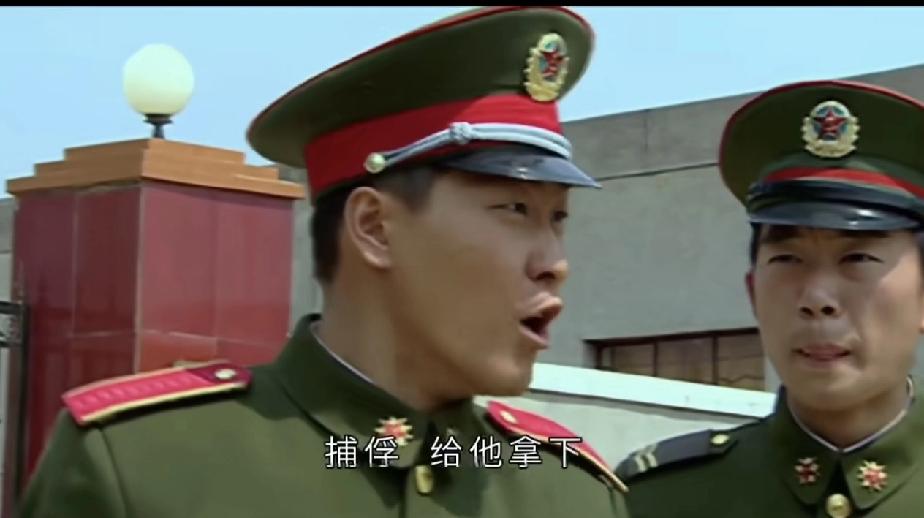 许三多和伍六一对打时，马小帅、561、许三多都是什么军衔？

马小帅应该是三人中