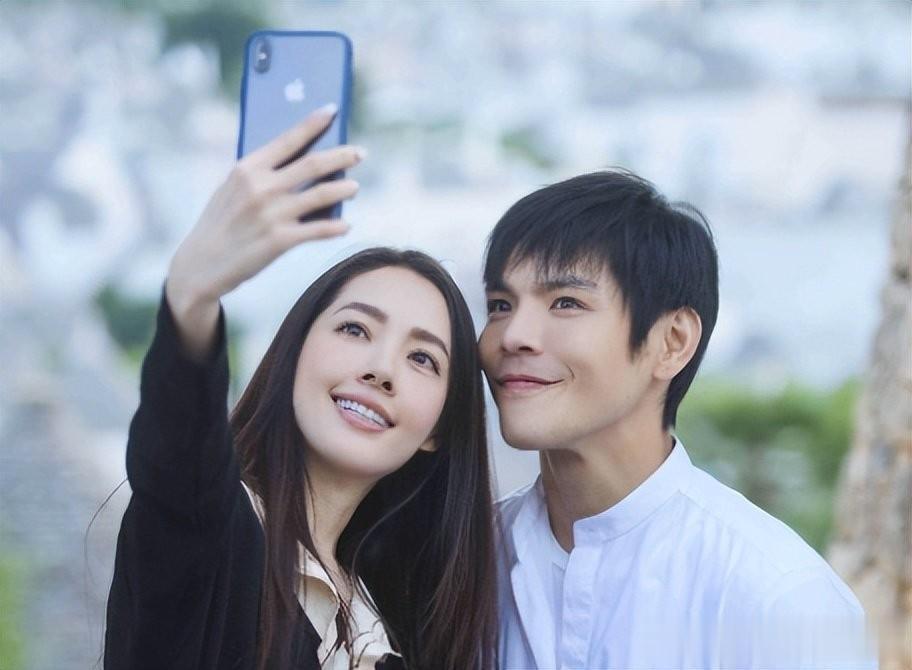 郭碧婷和向太才是一对啊。

近日，有网友拍到向佐深夜现身夜店，并且坐在美女中间，