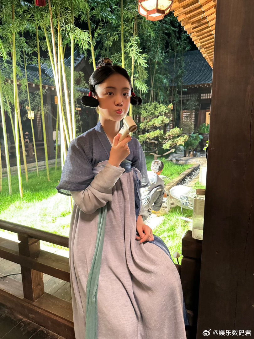 莫离青霜的演员才15岁白鹿叶璃第二人格是15岁童星演的 以前看她还是《放开我北鼻