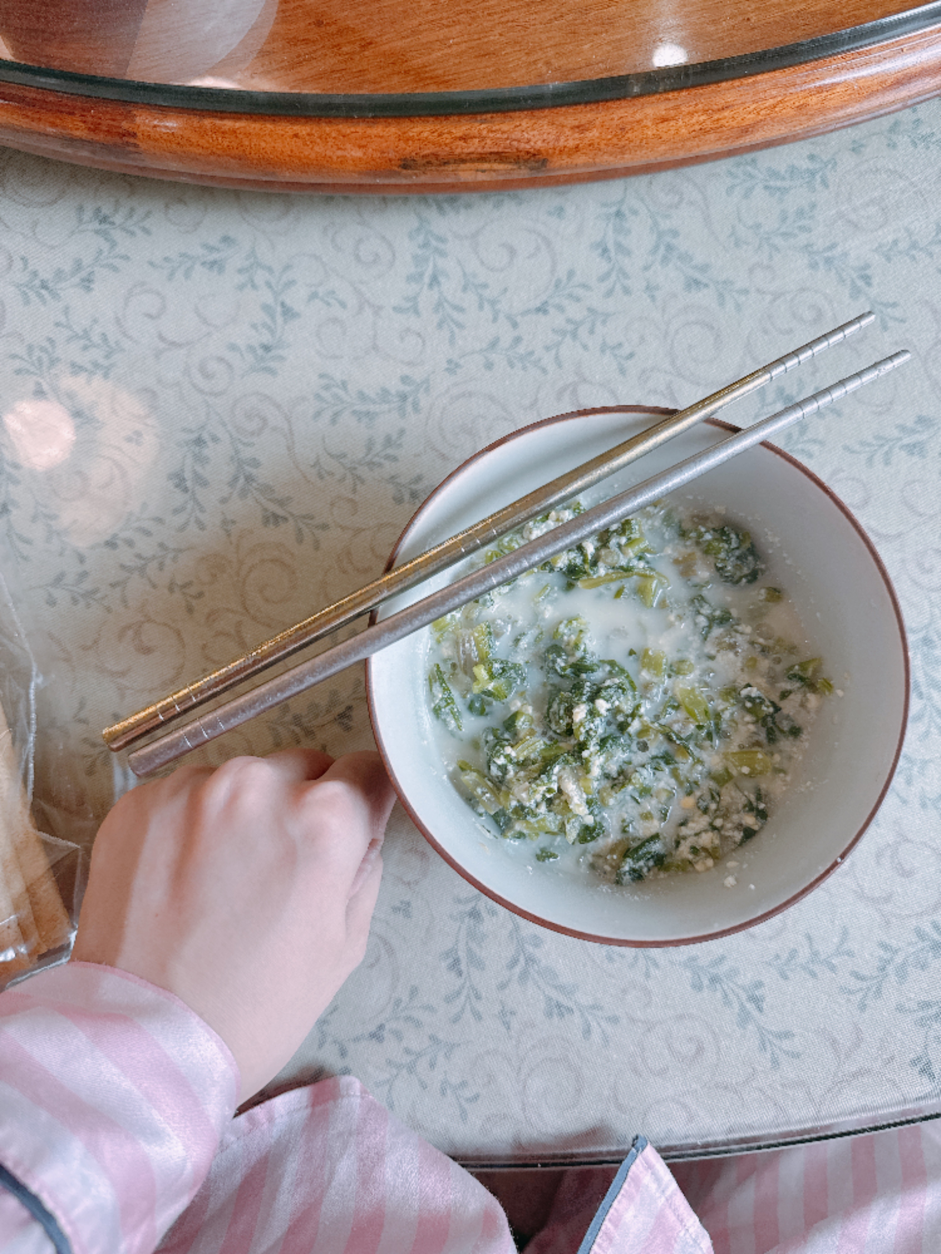 谁想吃我的午饭一个豆渣饭里面的菜是萝卜缨子黄豆打碎煮熟（不加盐版本） 