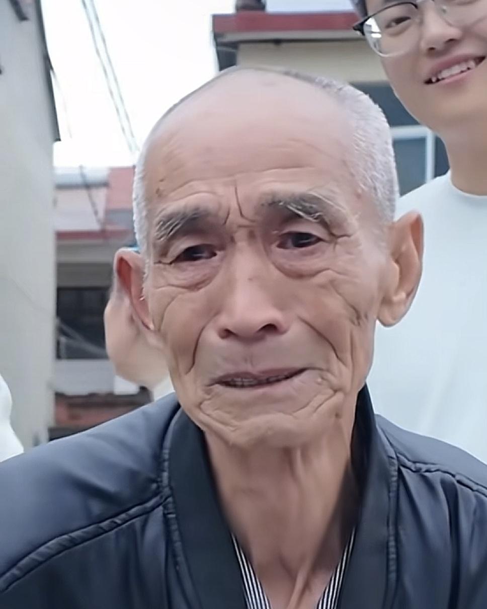 “两个人不能有暴力！”孙女婿没有听明白，孙女解释说：“爷爷说，你不能打我！”趴在
