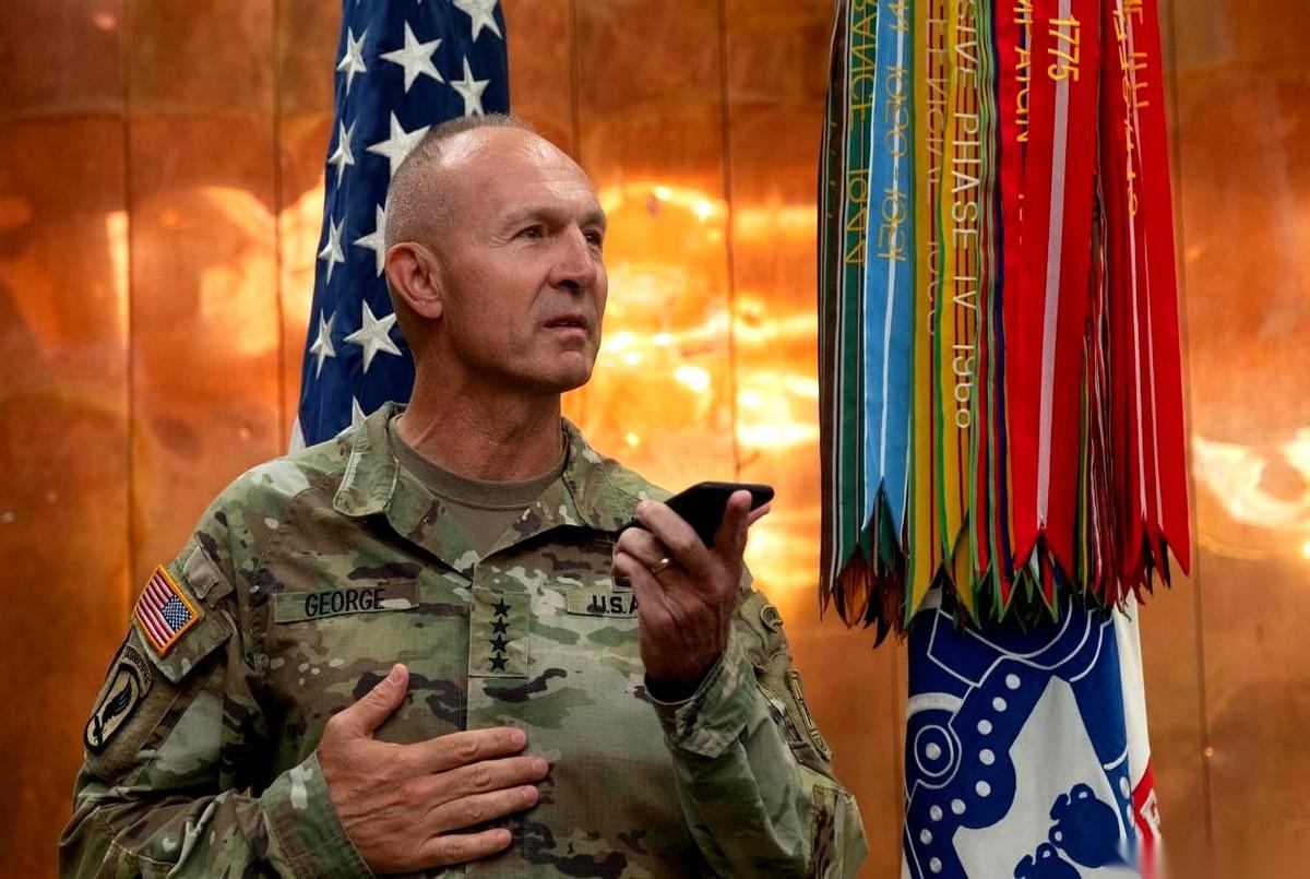 美国陆军参谋长的电话响了。
命令很短：立即退休。
电话那头，是新防长海格塞斯。电