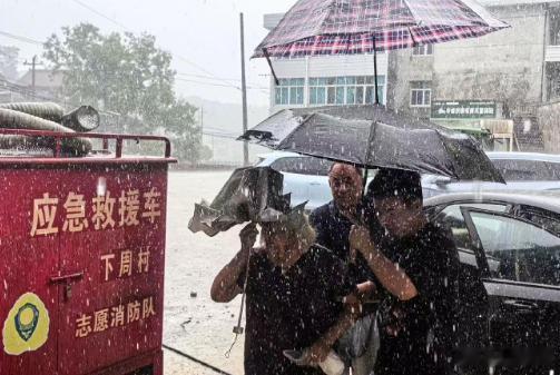 台州这群人风雨中死守水库大坝42小时 汹涌暴雨致使天台坦头镇车头安水库水位暴涨，