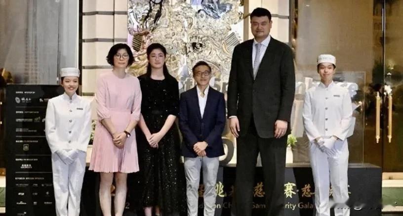 姚明带女儿回上海，15岁姚沁蕾身高近2米，长相像爸被围拍很紧张姚明
