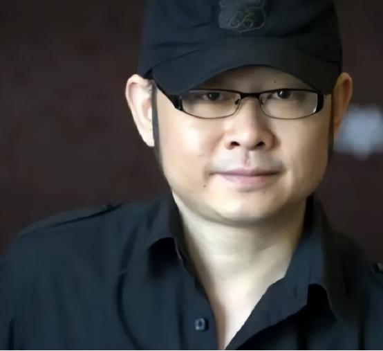 2004年张艺谋邀请刀郎献唱，刀郎拒绝:“我是草根歌手，怕给您丢脸。”张艺谋说: