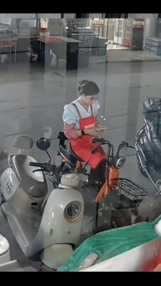 这应该是两口子拍的搞笑段子视频吧！
不然的话，又有哪个男人敢在大街上随便去亲吻陌