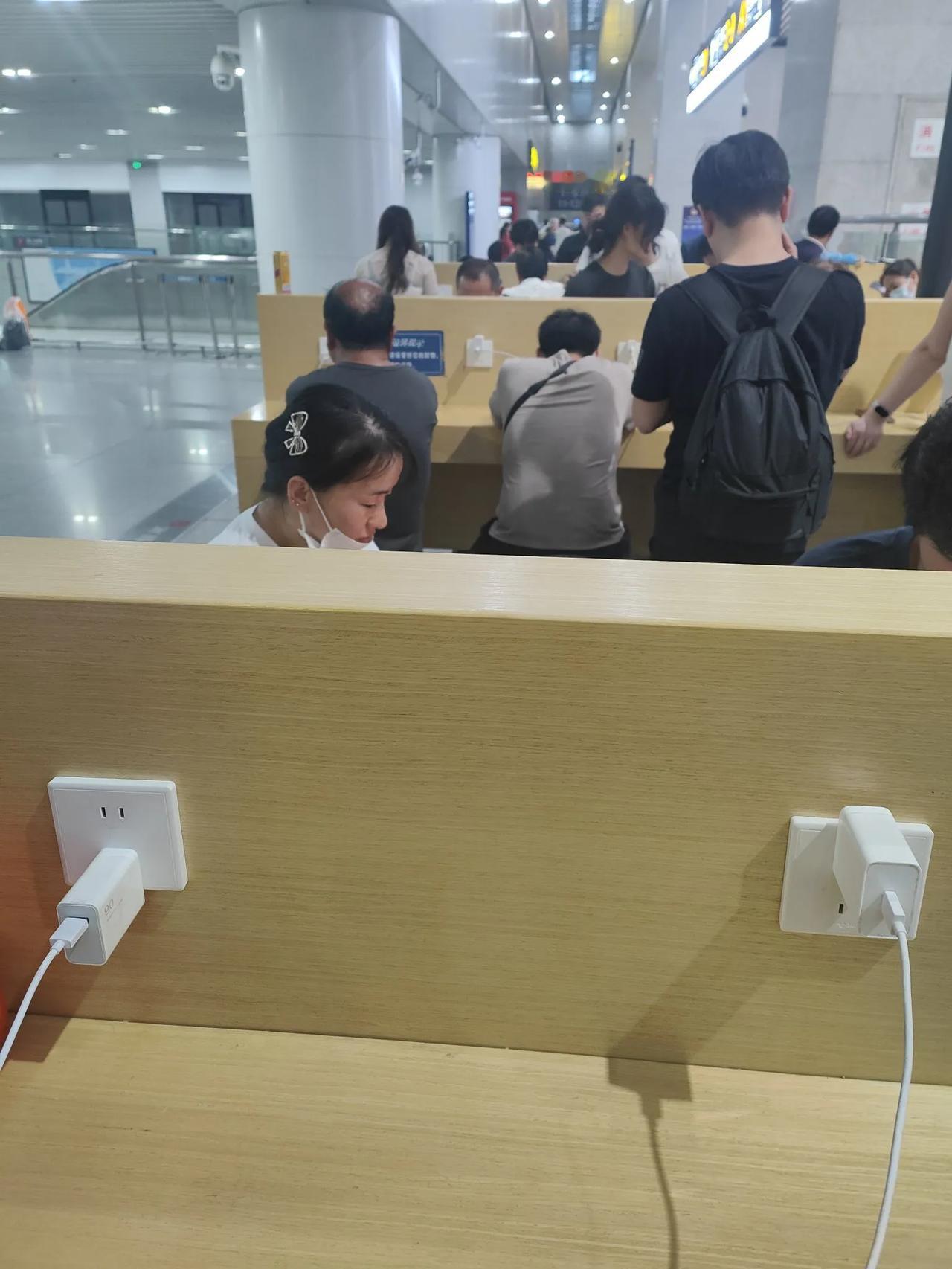 南昌火车站免费为旅客提供手机充电服务，真的很棒，必须点赞👍🏻。
这里的插座有