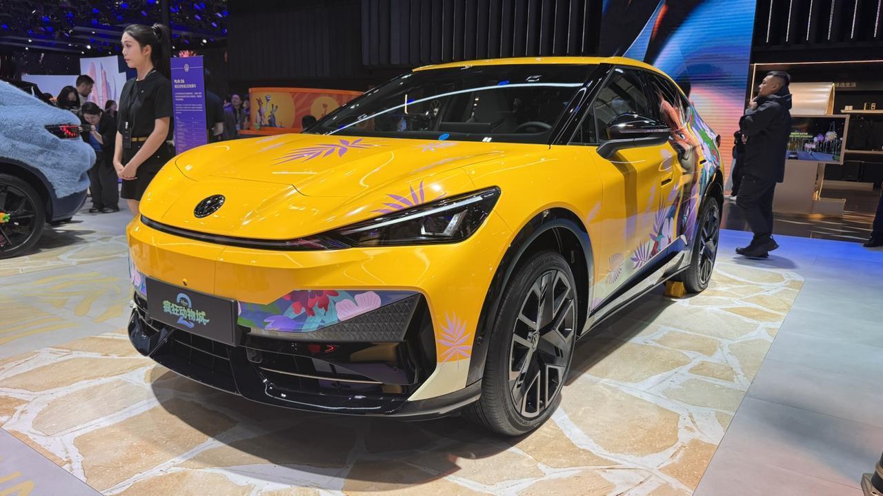 今年广州车展大众展台充满了童趣
好像变成了疯狂动物城的家
金标与众06与《疯狂动