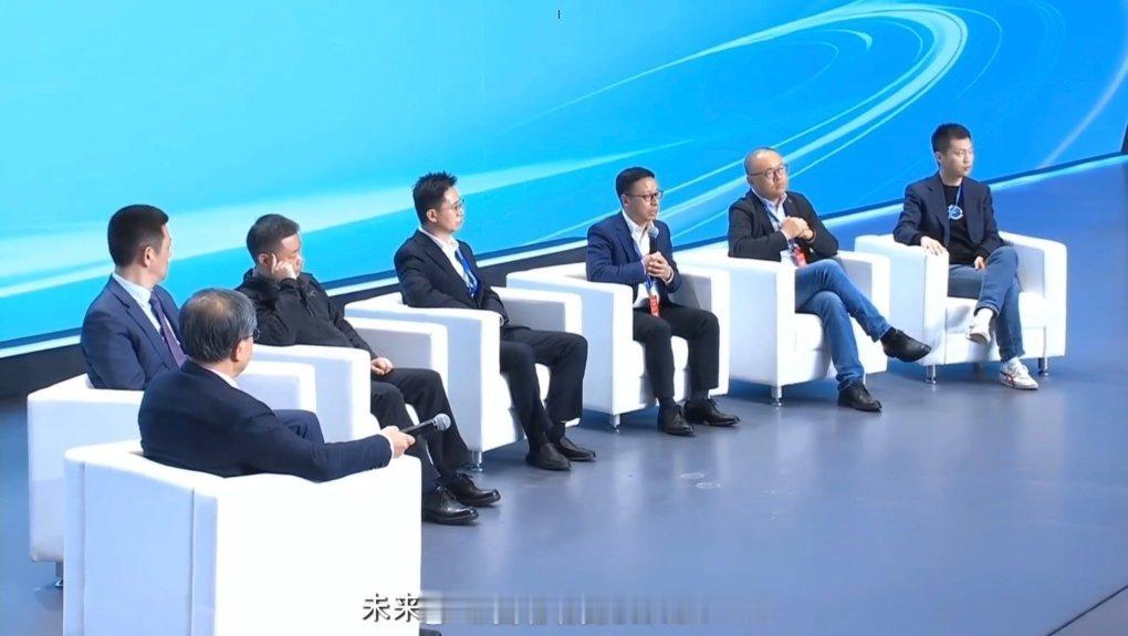 华为靳总聊自动驾驶的生态场景。小鹏何总脑瓜子嗡嗡的啥也不听。 ​​​