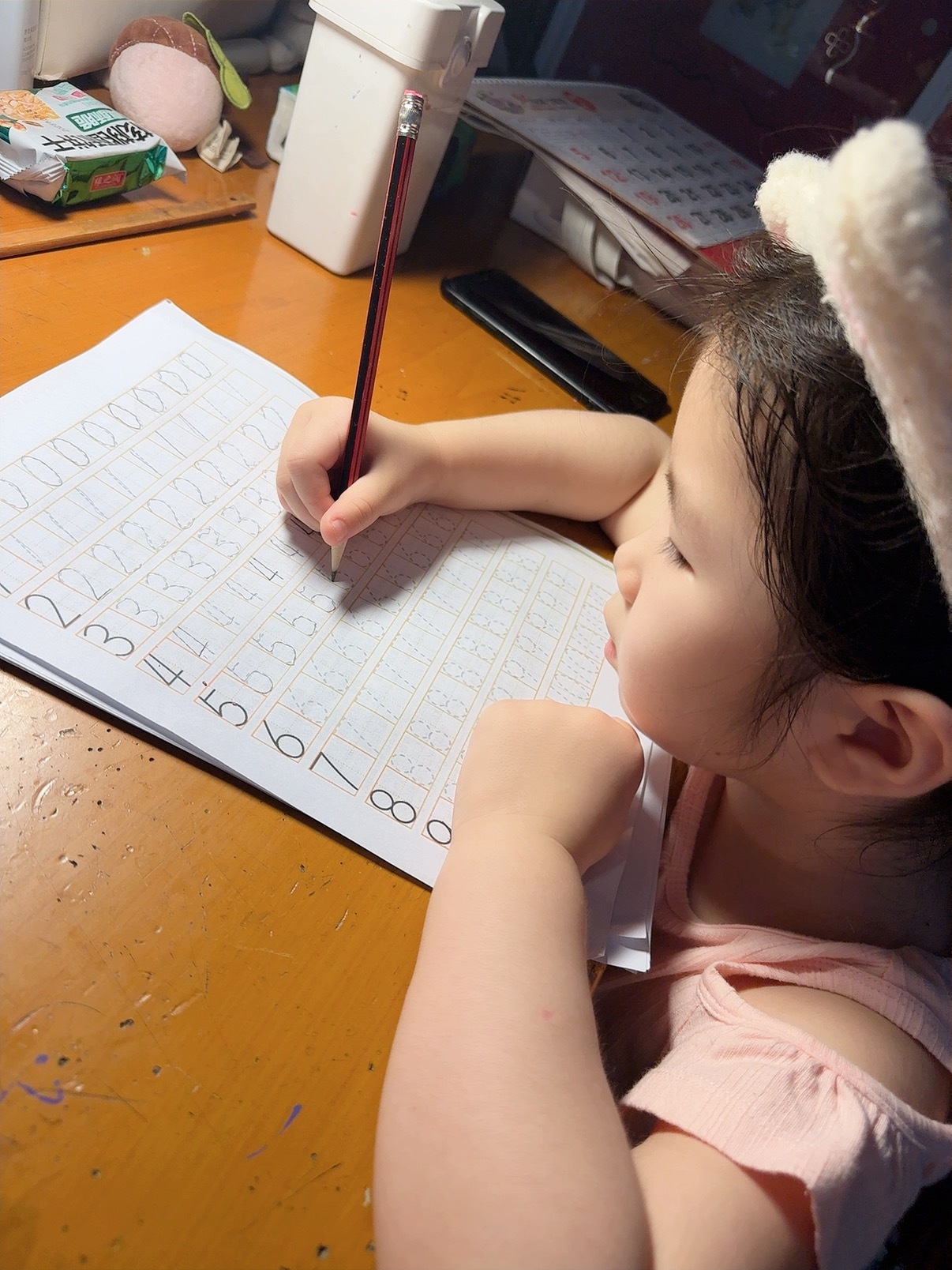 从办公室里打印的描红字体，拿的铅笔和橡皮。办公室的羊毛必须薅！！！ 