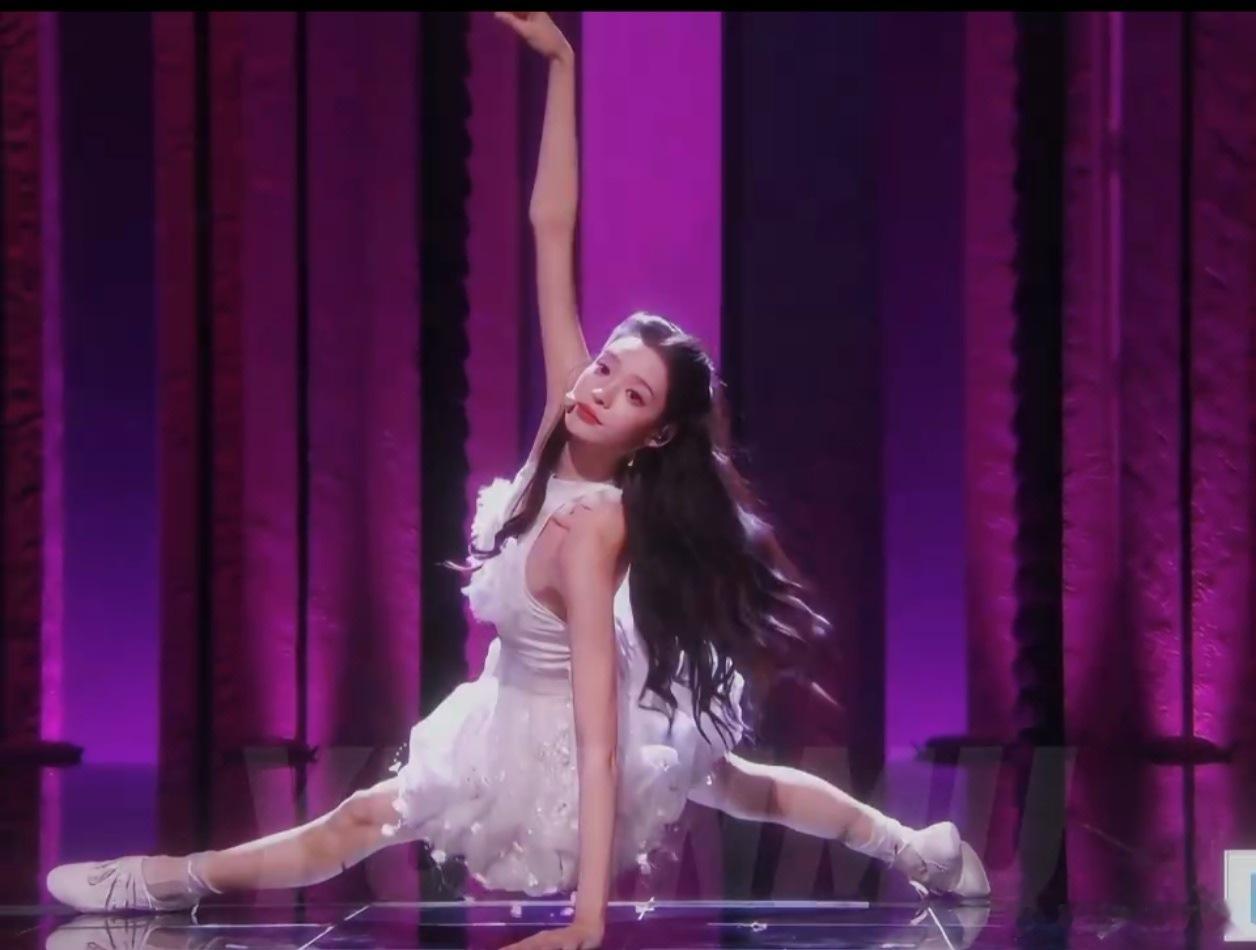 紫藤花下遇见你，张艺上这个舞台我能循环一百遍张艺上 紫藤花美成精了乘风2026