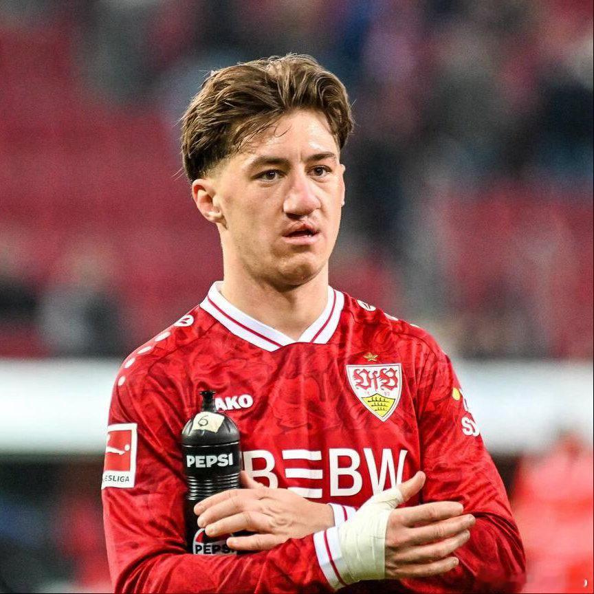 铁头哥：尤文图斯的球探将斯托加特的安杰洛·斯蒂勒列为转会的首要目标。他是一个尤文