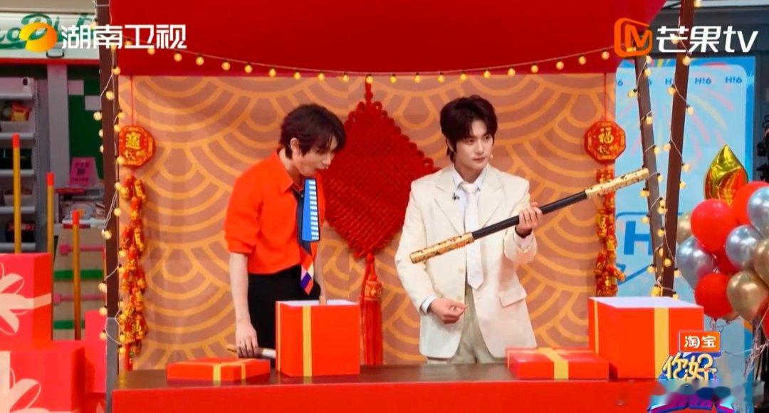 陆虎的金箍棒科技感上来了 你好星期六 陆虎的抽象好物金箍棒，发光+声控伸缩直接拉