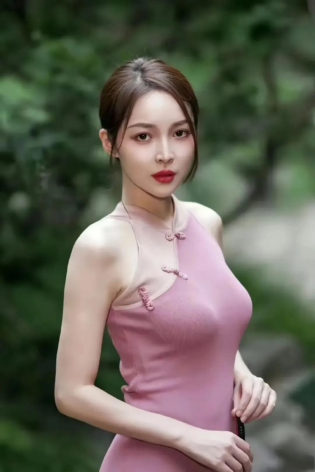 粉嫩连衣裙，清新自然，甜美动人！🌸💕