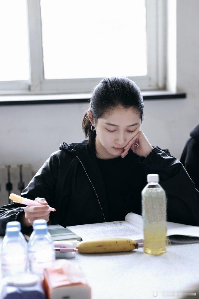 关晓彤素颜围读状态这专注读剧本的样子太迷人了，素面朝天也这么好看，这才是真实的女