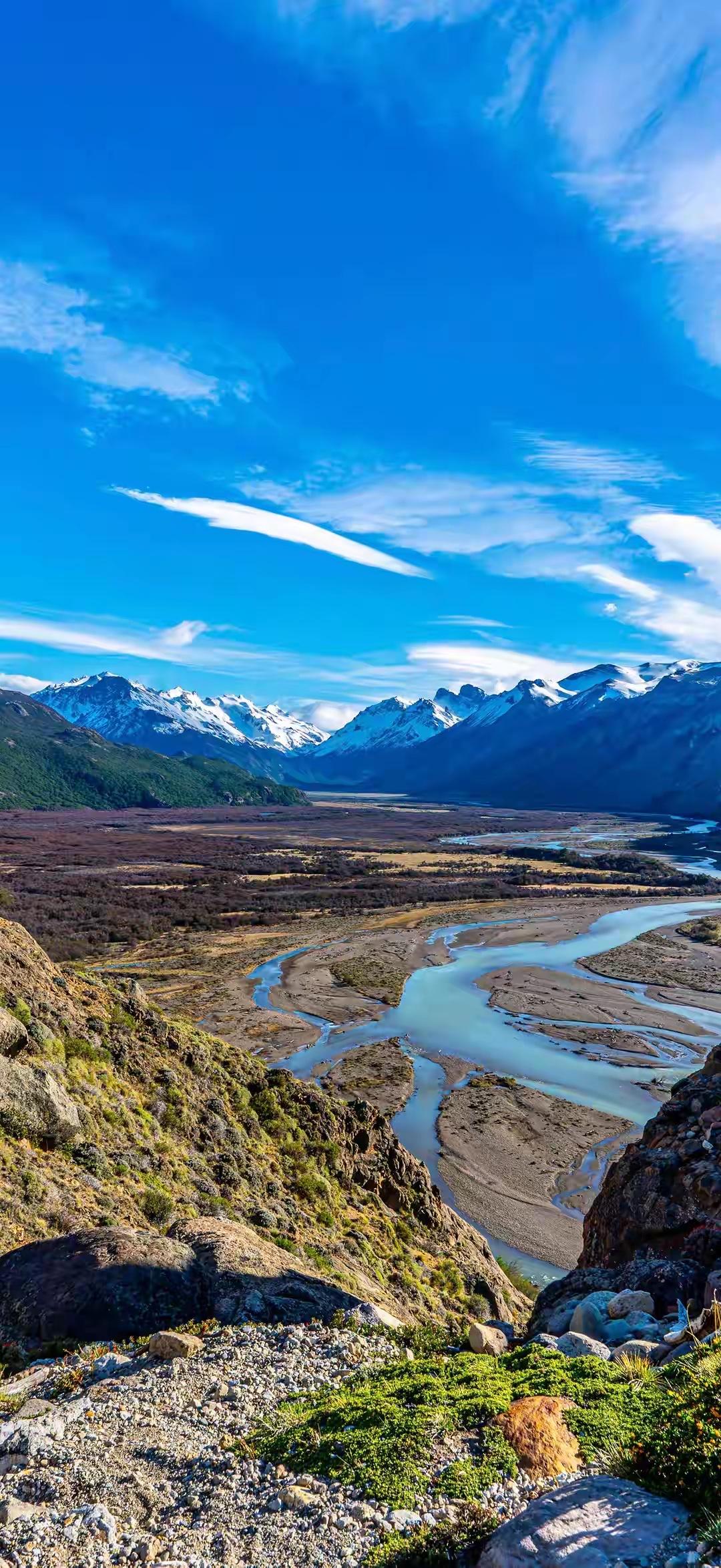 在江湖的悠悠岁月里，有一座名震四方的剑庄——听雨剑庄。庄主萧逸风，乃是江湖中令人