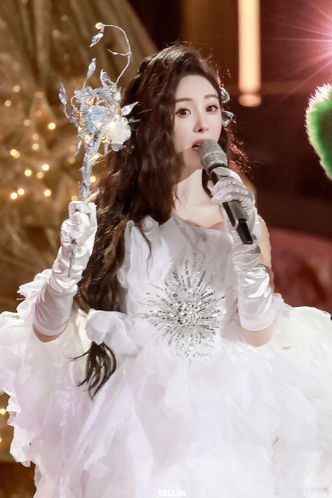 杨幂[超话]  杨幂都不是冰雪女王 冰雪公主应该更贴切一点根本不像三十的人 分明