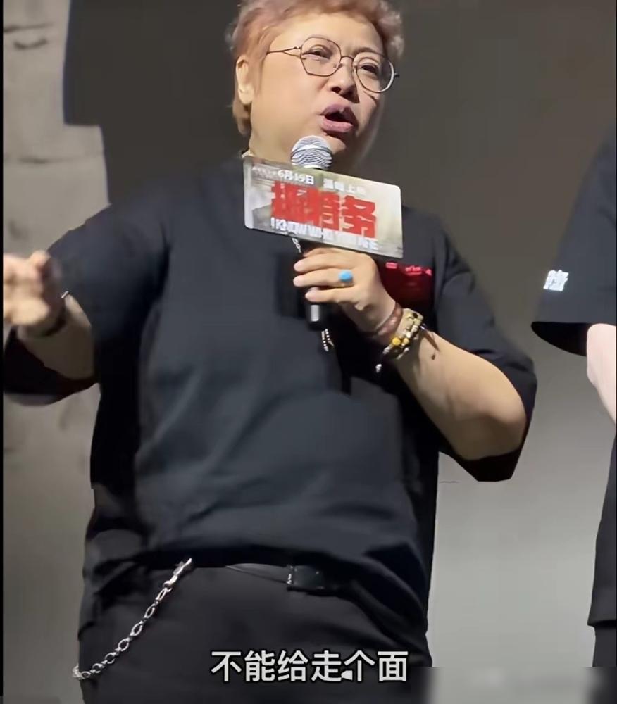 韩红哭了。

她说对着电影画面写配乐，边写边哭。
首映礼上，她站起来对着一众明星