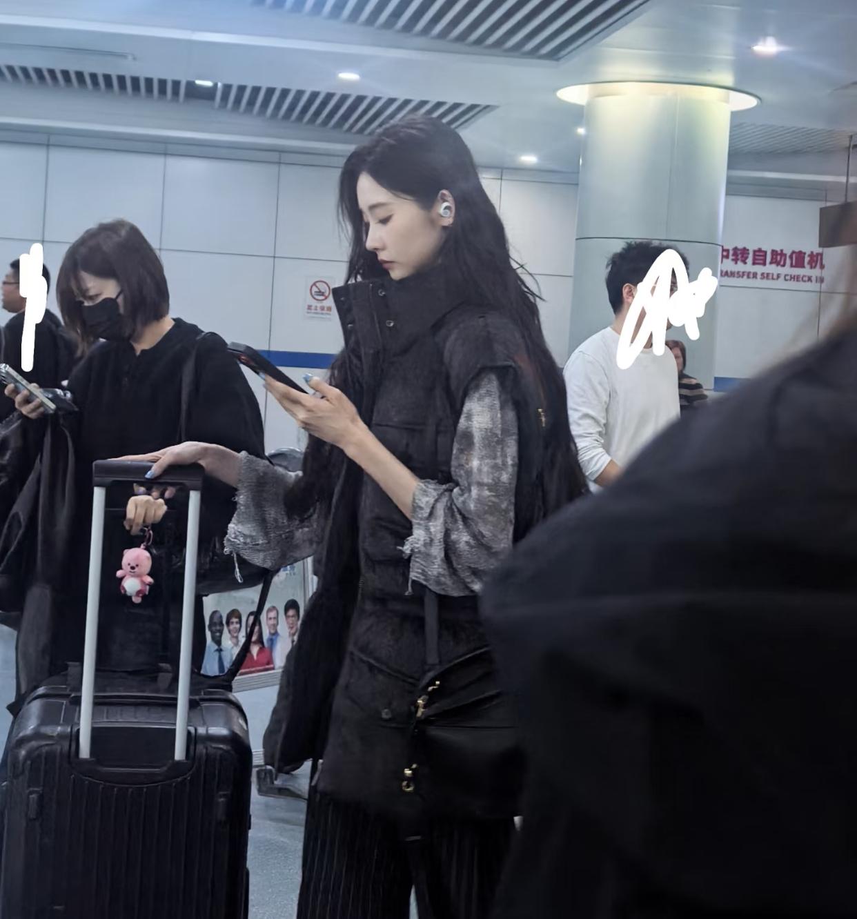 现实中偶遇女明星，
只能感叹真的是好长条一个人，
目测得有175以上皮肤白最最无