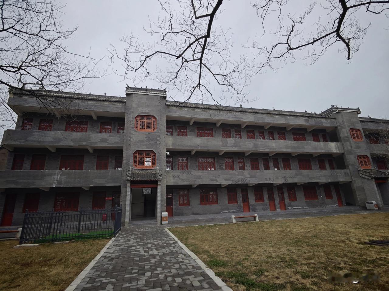 你想孝敬父母，拿不出钱；
孩子想上个兴趣班，你犹豫半天；
朋友聚餐，你不敢去；