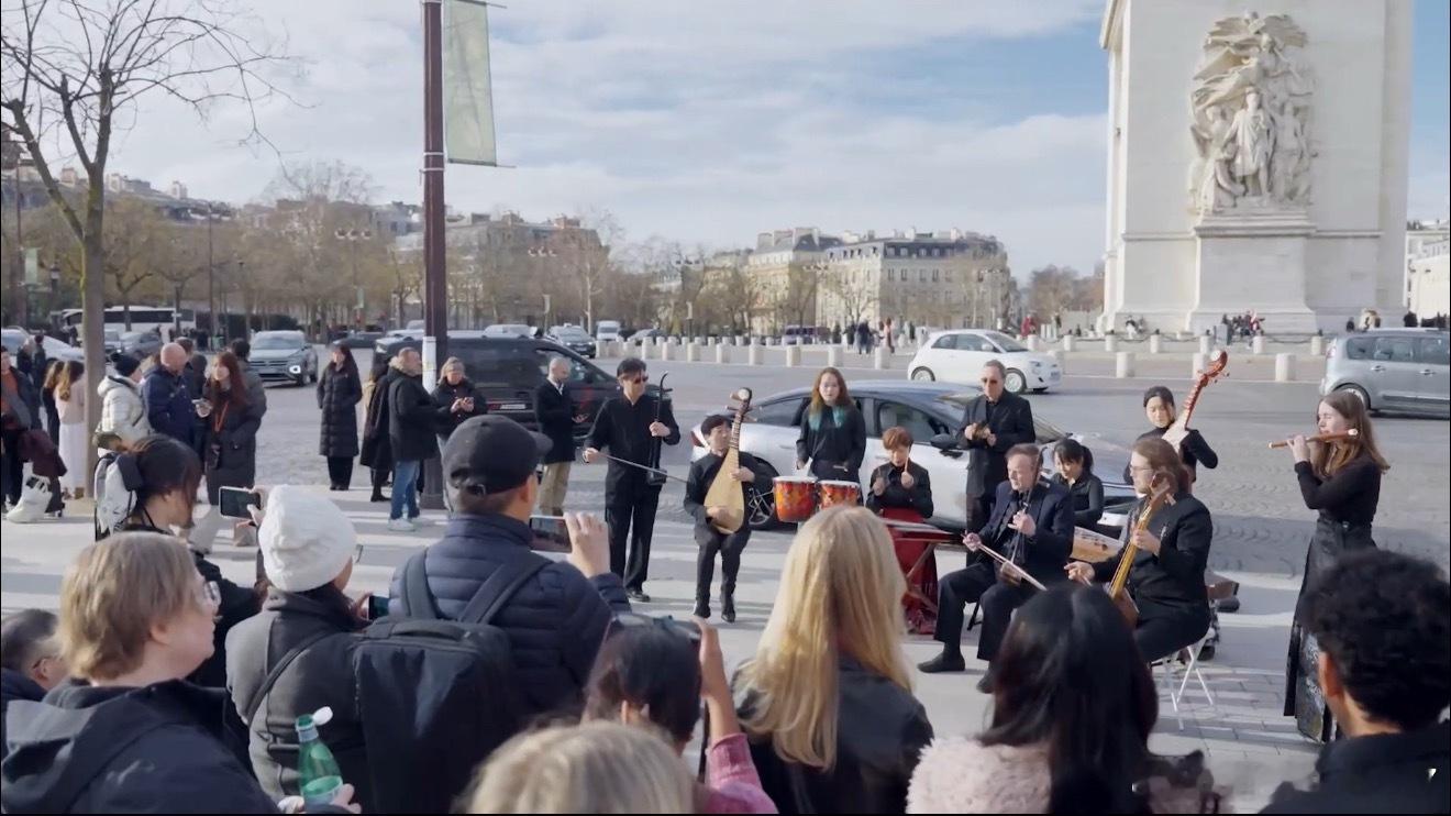 小鹏P7+装下整个交响乐团小鹏这次的新春活动，办得确实有想法，而且很接地气。一边