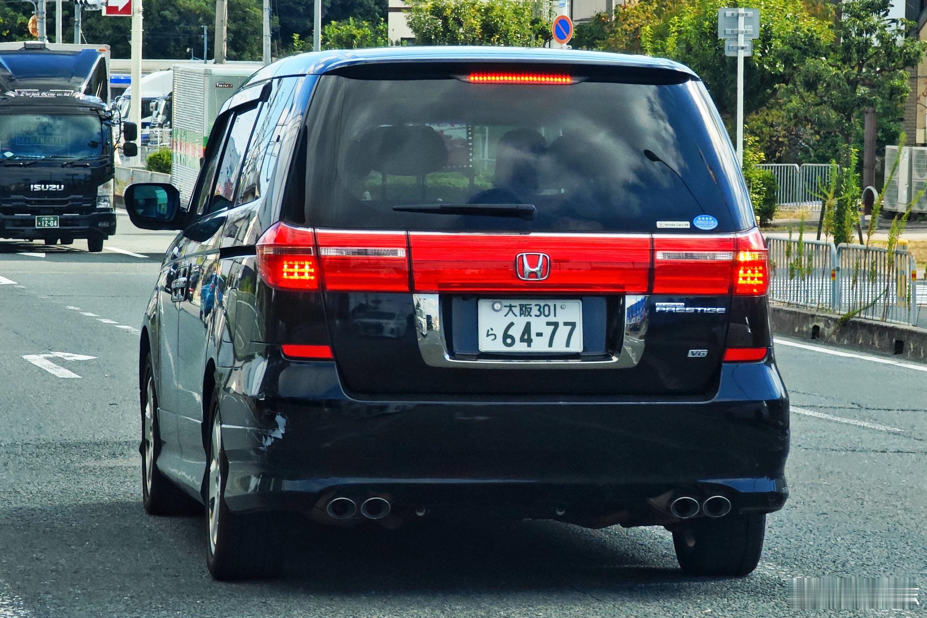 #型车街拍# 偶遇初代本田蚁力神。作为日系三大全尺寸MPV，艾力绅当年能跟丰田埃
