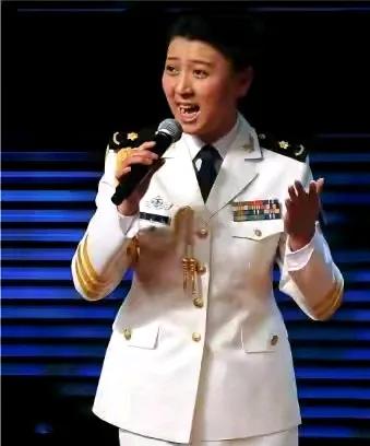 著名国家一级演员闫学晶，这身上佩戴的是我军什么级别的军衔啊，是将军吗？