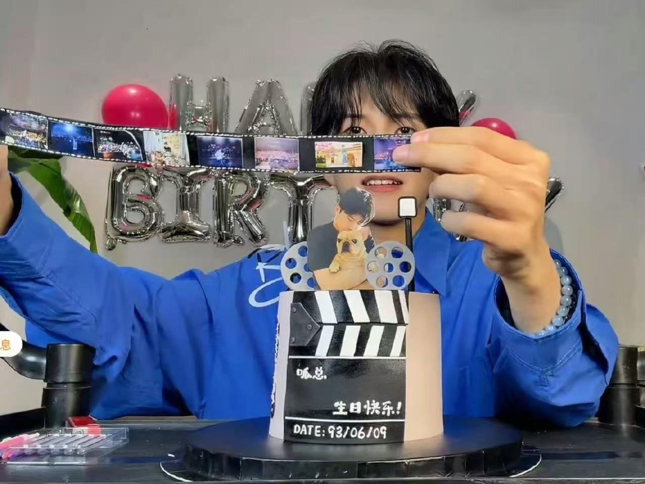 求陆思恒新歌舞蹈教程看到陆思恒的生日蛋糕上面全是和粉丝的合照，非粉都感动落泪了。