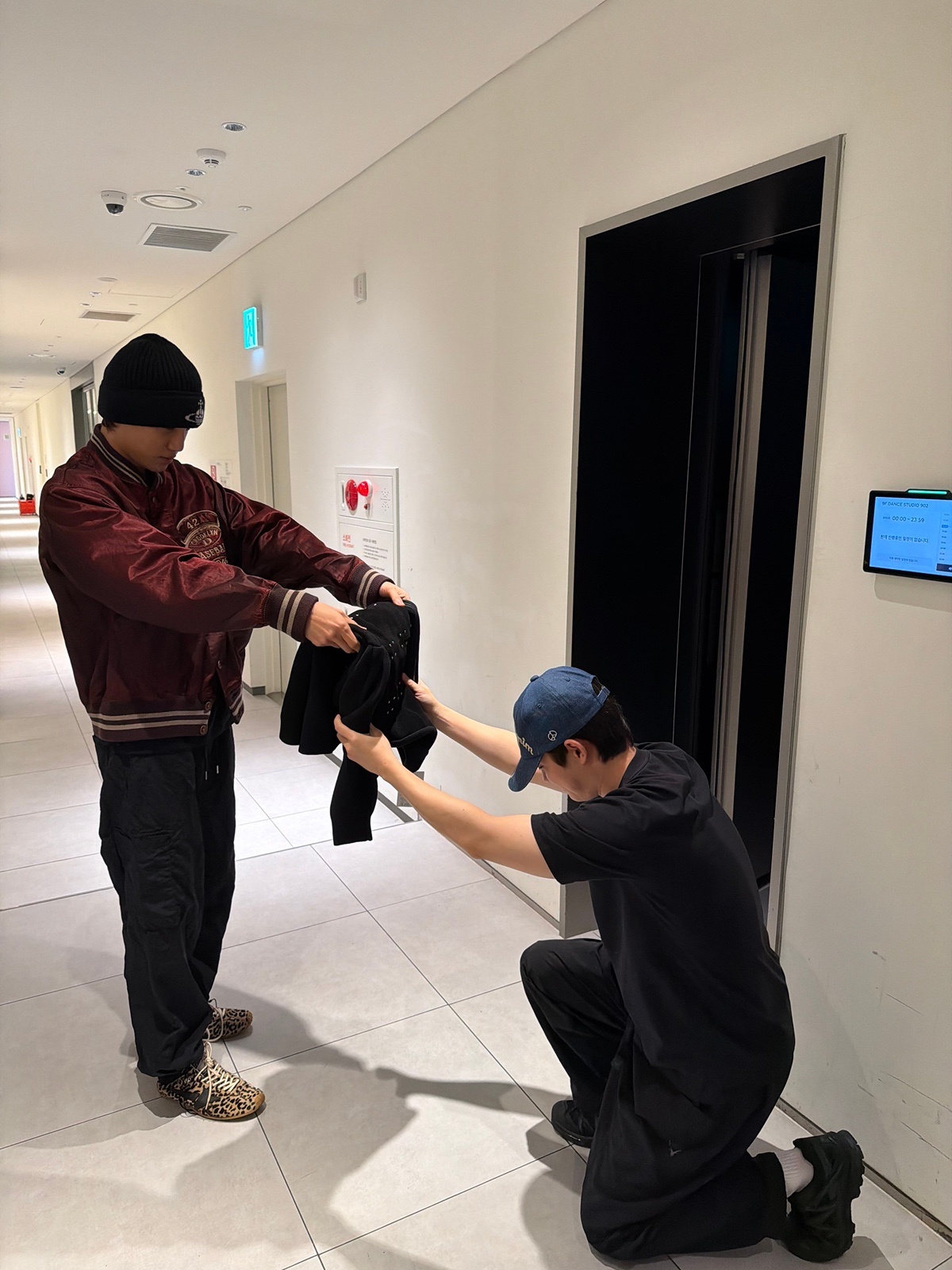 KAI &  D.O.生日礼物赠送仪式- D.O.：1月12日- KAI：1月1