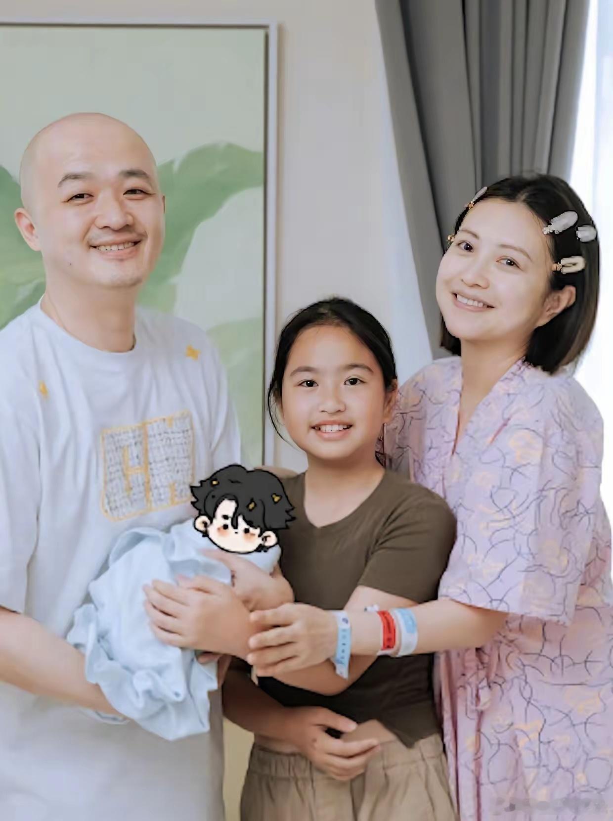 包贝尔说实话实说，我当初心里特别希望，女儿饺子能多遗传一点包文婧的长相。我媳妇长