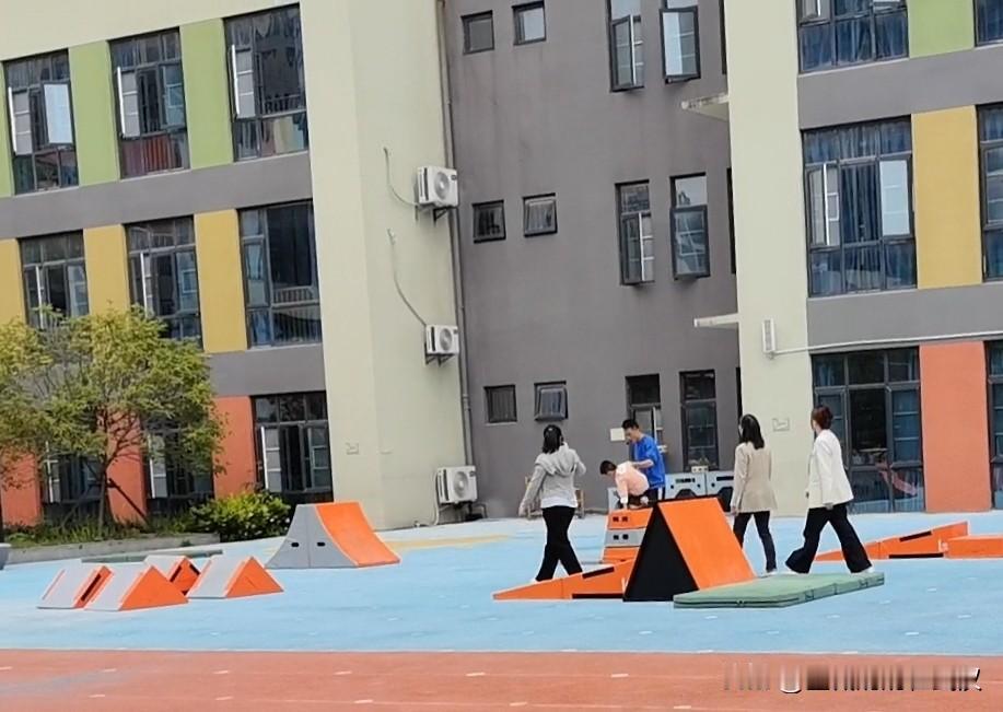 今天幼儿园搞跑酷活动，我家大宝小柚子因为脖子拧伤后没有完全恢复，幼儿园没有让他参