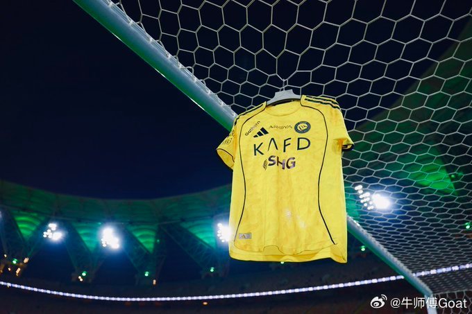 C罗 据诗意哥🔴利雅得胜利团队抵达客场迈季迈阿 