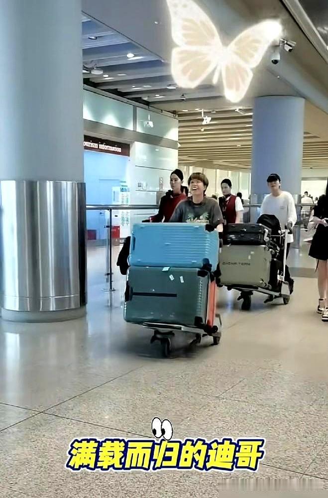 刚拿26000美元奖金，王艺迪回国却全程黑脸，一言不发。
她嘴上说着没输给外国人