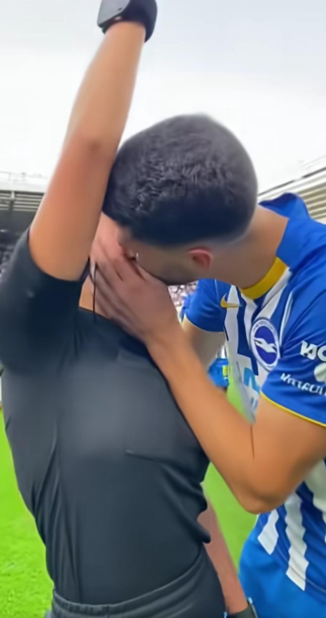 刚下楼买水的时候刷到一个视频，我当时愣了一下。
球员被亮红牌那一刻，大家以为要冲