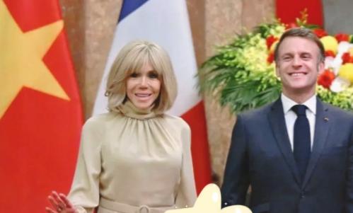 这下好了，全世界都知道了，法国总统马克龙访问中国，居然在现场签署了合作文件！
