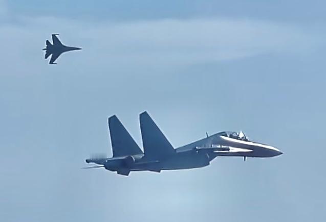 J-32DD不过没带ECM那就只具有ESM或者ELINT电侦能力了 