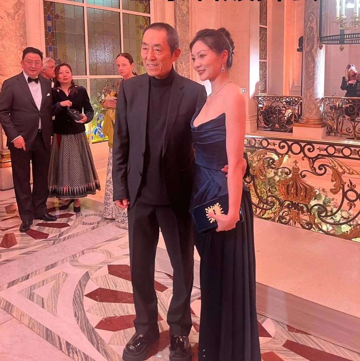 张艺谋夫妇优雅出席巴黎名媛舞会！任达华夫妇携手，女儿们合照成亮点，这就是上层圈子