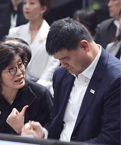 真是越看越想笑！叶莉最后的表情，瞬间将姚明的家庭地位展露无遗，感觉这应该就是大多