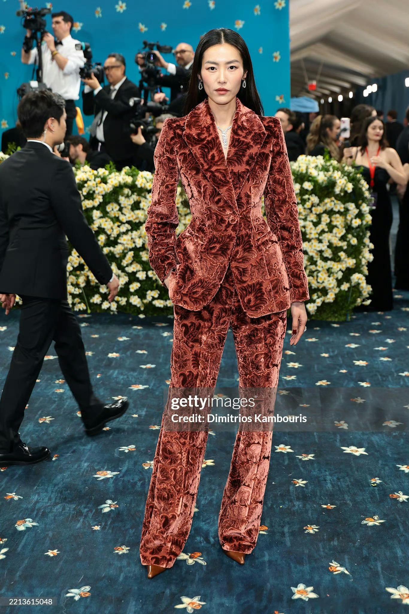 大表姐刘雯身穿 BURBERRY 丝绒套装亮相 ，第13次亮相Met Gala❤