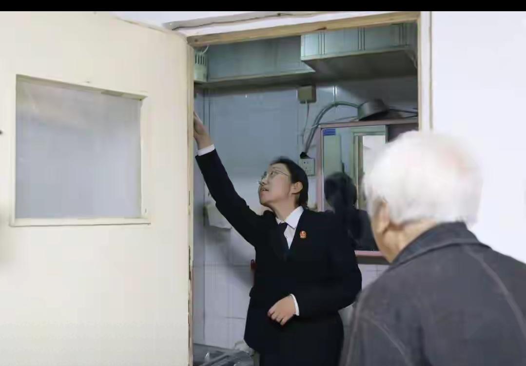 真看不惯北京这自私邻居！自家暖气管生锈有矛盾，就私改公共管线，让楼下86岁独居老