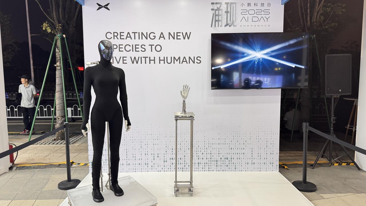 小鹏科技日里，看到了我们曾经幻想的未来！
虽然无人驾驶的车现在也有。但是有像人一